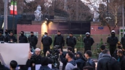 تجمع گروهی از بسیجیان جلوی سفارت بریتانیا در تهران، چهارشنبه ۲۴ دی