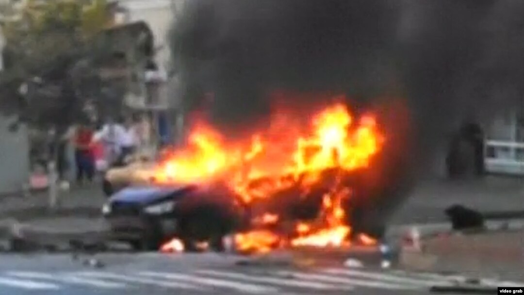 Палає підірваний у центрі Києва автомобіль, у якому був журналіст Павло Шеремет. Київ, 20 липня 2016 року