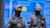 "Атажұрт" ұйымы белсенділерінің ісі бойынша процесс өтіп жатқан сот ғимаратында тұрған полиция арнаулы жасағы. Талдықорған, 9 сәуір, 2026 жыл.
