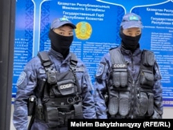 "Атажұрт" ұйымының 19 белсендісінің ісі бойынша сотта айыпталушылар соңғы сөзін айтатын күні сот ғимаратында тұрған полиция арнаулы жасағы. Талдықорған, Жетісу облысы, 9 сәуір, 2026 жыл.