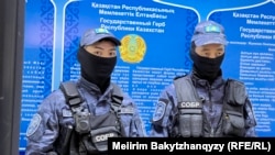 Поліція охороняє будівлю суду під час слухання справи проти активістів «Наґиз Атажурт», квітень 2026 року. Суд проходив у місті Талдикорган у закритому режимі