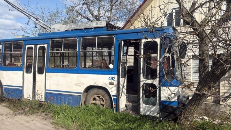 Херсон: водій тролейбуса помер від поранень через російський удар