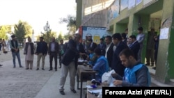 آغاز روند رأی‌دهی در لیسه زرغونه شهر کابل از سوی کمیشنران کمیسیون مستقل انتخابات افغانستان