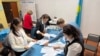 Подсчет голосов на референдуме по новой Конституции в избирательном участке №232 в Алматы. 15 марта 2026 года. Фото Наны Иксановой