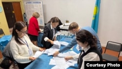 Подсчет голосов на референдуме по новой Конституции в избирательном участке №232 в Алматы. 15 марта 2026 года. Фото Наны Иксановой