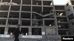 ساختمانی دولتی در نوار غزه که بر اثر حملات هوایی جنگنده‌های اسرائیل تخریب شده است- ۲۸ مرداد
