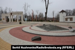 Парк Ювілейний, місце де стояв памʼятник Леонтовичу. Через наближення фронту, у вересні 2024-го памʼятник демонтували і евакуювали у Вінницю, де встановили у центральному парку міста Покровськ, листопад 2024 року