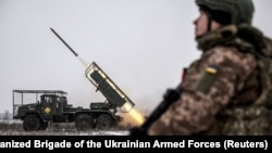 Ілюстраційне фото. Військові 24-ї окремої механізованої бригади ЗСУ ведуть вогонь з реактивної системи залпового вогню БМ-21 «Град» по російських позиціях поблизу міста Часів Яр на Донеччині, 15 січня 2026 року