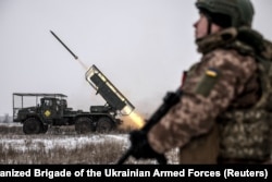 Військові 24-ї окремої механізованої бригади ЗСУ ведуть вогонь з реактивної системи залпового вогню БМ-21 «Град» по російських позиціях поблизу міста Часів Яр на Донеччині (архівна світлина)