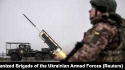 Військові 24-ї окремої механізованої бригади ЗСУ ведуть вогонь з реактивної системи залпового вогню БМ-21 «Град» по російських позиціях поблизу міста Часів Яр на Донеччині, 15 січня 2026 року