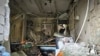 Зруйнована квартира на місці обстрілу російською армією з керованих авіаційних бомб у Херсоні, Україна, 15 травня 2024 року