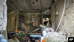 Зруйнована квартира на місці обстрілу російською армією з керованих авіаційних бомб у Херсоні, Україна, 15 травня 2024 року