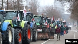 Fermierii francezi protestează inclusiv cu zeci de tractoare pe străzile orașului Strasbourg.