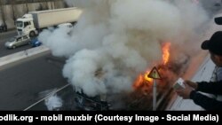 Тошкентда ёнаётган автобуснинг бу сурати Озодликка 2015 йилнинг 17мартида муштарийлар томонидан жўнатилган.