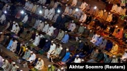 د کراچۍ یوه جومات کې د تراویح لمونځ: ۲۰۱۹، ۶ مې