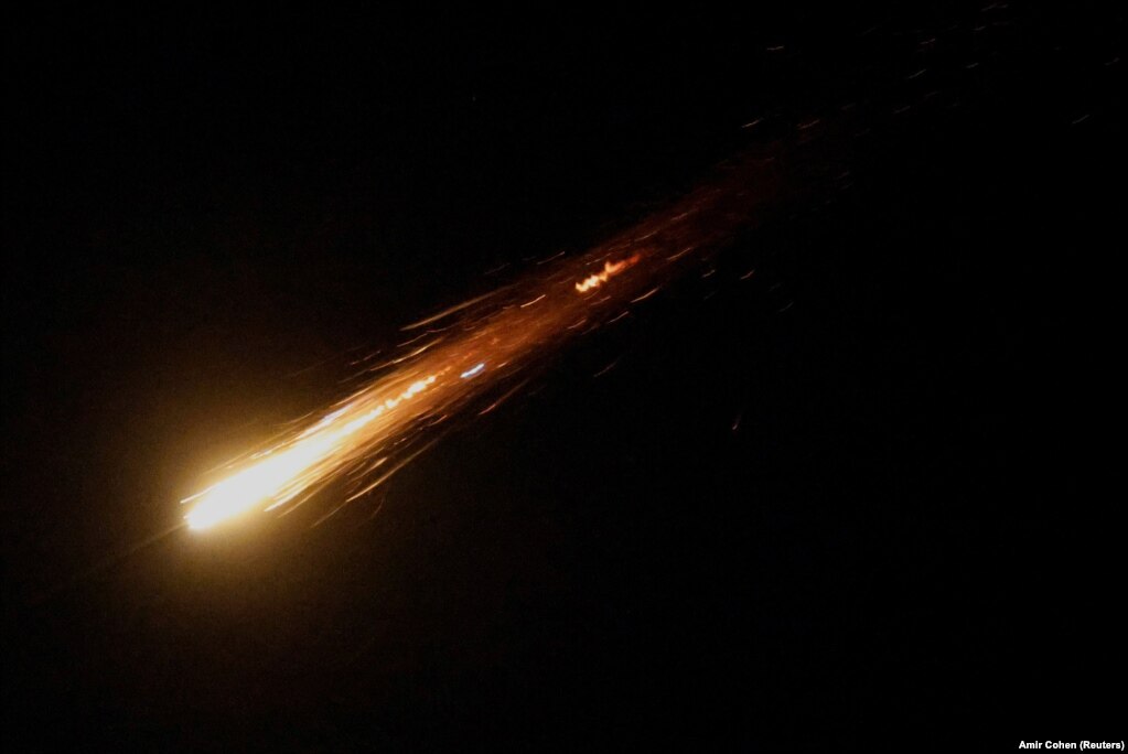 Një raketë e lëshuar nga Irani mbi qytetin e Ashkelonit, në Izrael, më 13 qershor.