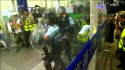 Ciocniri între protestatari și poliție în aeroportul din Hong Kong