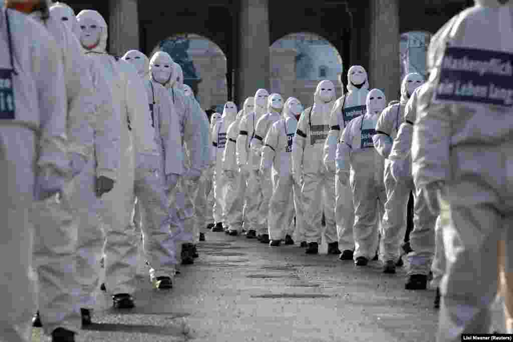 Fehér védőruhát öltöttek magukra Bécsben a tüntetők, hogy felhívják a figyelmet a koronavírus-járvány miatti korlátozások gazdasági következményeire január 16-án.&nbsp; &nbsp;