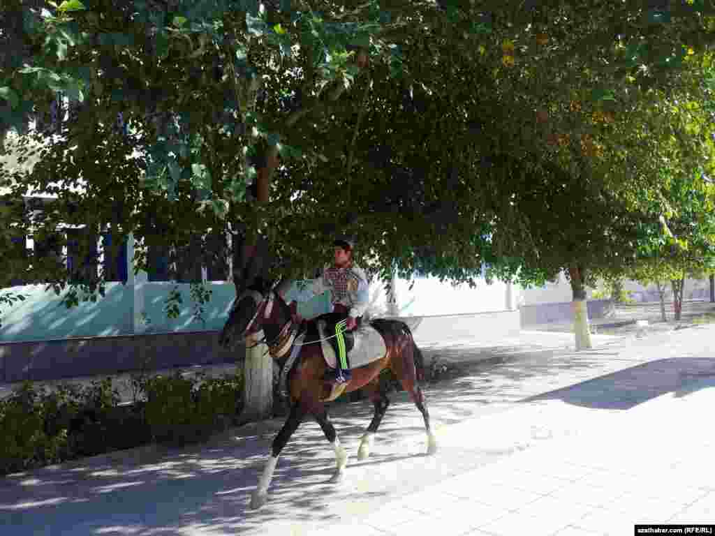 Paýtagtyň köçelerinde atly barýan bir ýigit