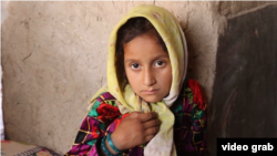Девочка из семьи, покинувшей родные места из-за наступлений талибов в провинции Фарах. Фрагмент видео
