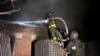 Salvatorii sting un incendiu după un atac rusesc în regiunea Kirovograd. Fotografie de arhivă. 