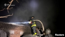 Рятувальники гасять пожежу після російського удару в Кіровоградській області, фото ілюстративне