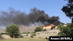 دود برخاسته ناشی از آتش‌سوزی از شفاخانه مرکزی کنر