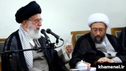 Ali Khamenei (solda) və Sadeq Larijani, arxiv fotosu