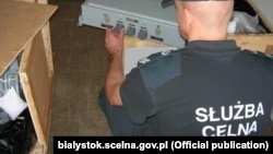 Польскі мытнік на памежным пераходзе «Бераставіца – Баброўнікі» (архіўнае фота)
