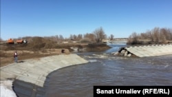 Прорванная в весеннее половодье дамба на реке Деркул. Село Переметное в ЗКО, 9 апреля 2018 года. 