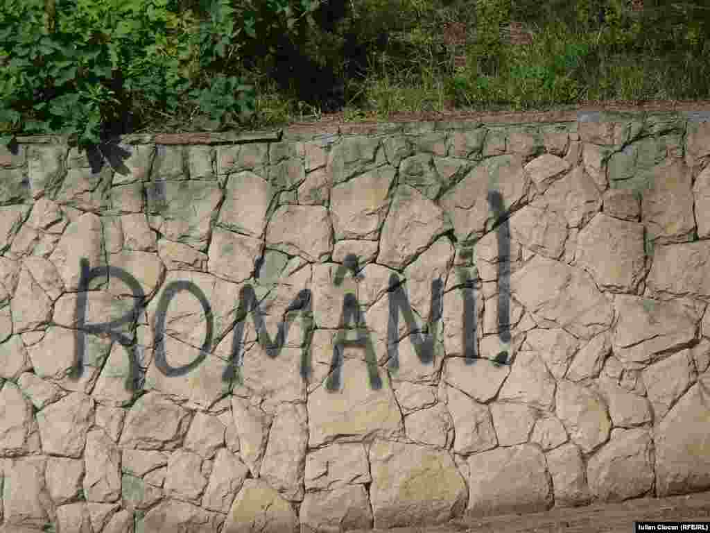Români!