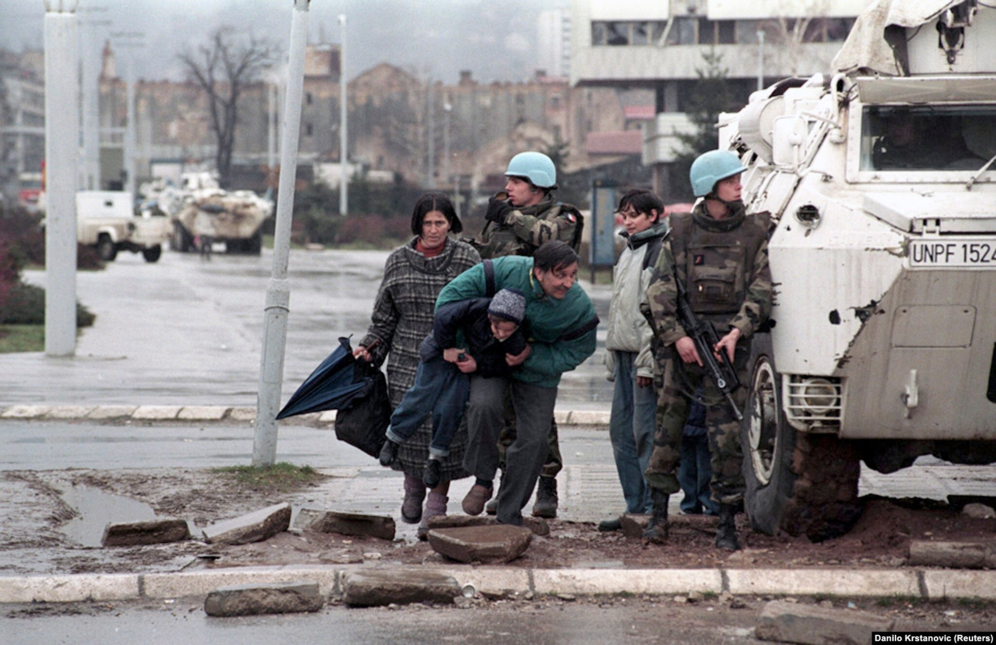 Banorë të Sarajevës duke u fshehur nga zjarri i snajperëve në qendër të Sarajevës, 1993.