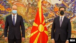 Македонскиот претседател Стево Пендаровски и францускиот амбасадор во Северна Македонија, Сирил Бомгартнер
