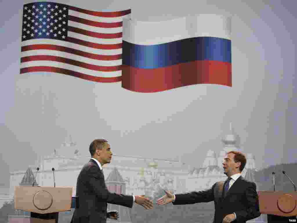 6 korrik '09 - Presidenti amerikan, Barak Obama, dhe presidenti i Rusisë, Dmitri Medvedev, kanë nënshkruar një deklaratë, duke premtuar të arrijnë një marrëveshje të re për reduktimin e armëve bërthamore, me të cilën do të zëvendësohej marrëveshja START e vitit 1991.