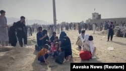 کشورهای خارجی از طالبان خواسته اند که مانع خروج افغان‌ها از طریق میدان هوایی حامد کرزی نشوند.