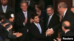 Paul Ryan, noul președinte al Camerei Reprezentanților, felicitat de colegii săi în octombrie 2015