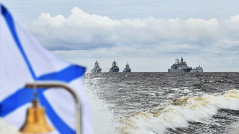 Россия: в Петербурге зрителей пустили смотреть парад ВМФ вопреки запрету в связи с коронавирусом