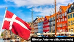  بیرق ملی دنمارک و گوشهٔ از شهر کوپنهاگن 