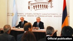 Гектор Маркос Тимерман (слева) и его армянский коллега Эдвард Налбандян, Ереван, 4 сентября 2012