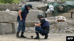 Ուկրաինա - Ուկրաինացի սակրավորները ականազերծում են Սլավյանսկին մերձակա գյուղերից մեկի տարածքը, 9-ը հուլիսի, 2014թ․