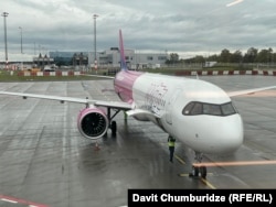 Самолет авиакомпании Wizzair в Международном аэропорту имени Вацлава Гавела в Праге