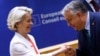 Presidentja e Komisionit Evropian, Ursula von der Leyen, duke u përshëndetur me kryeministrin e Hungarisë, Viktor Orban, gjatë samitit të BE-së të mbajtur në Bruksel më 17 qershor 2024. 