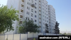 Aşgabatdaky köp gatly jaýlaryň biri.