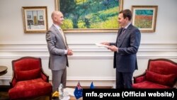 Брюс Едвардс (на фото – ліворуч від Євгена Єніна) вже був тимчасовим повіреним у справах Австралії в Україні з 2016 по 2017 рік