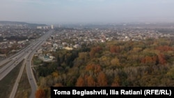 დრონის ამ კადრზე ჩანს კრწანისის ტყე და ფონიჭალის დასახლების ნაწილი