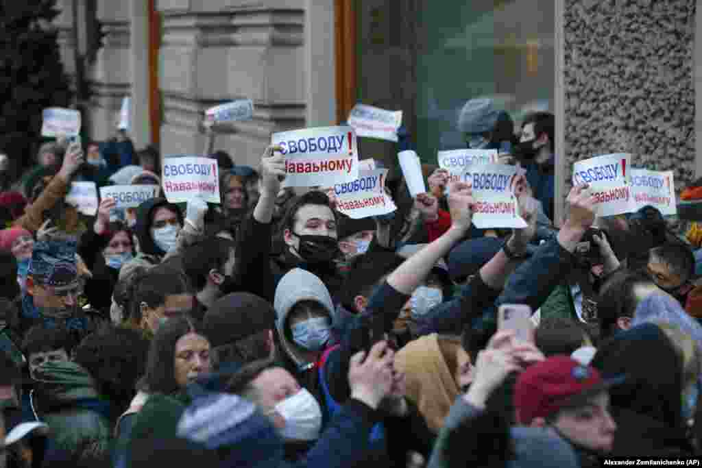 Protesters in Moscow march holding signs reading &quot;Freedom for Navalny!&quot;&nbsp;Navalny went on a hunger strike to demand doctors treat him for severe pain in his back and legs, and his health is reportedly deteriorating.&nbsp;