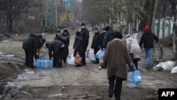 Місцеві жителі набирають воду зі свердловини. Донецьк, 5 лютого 2015 року