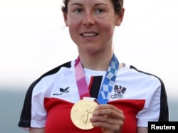 Анна Кизенхофер олимпиада алтынын алған сәт. Токио, 25 шілде 2021 жыл.