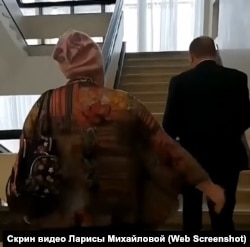 Министр сельского хозяйства Новосибирской области Андрей Шинделов убегает от фермера Светланы Паниной