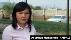 Айман Сагидуллаева, учитель школы села Жанатурмыс Алматинской области, у здания Карасайского районного суда. Каскелен, 5 сентября 2016 года.